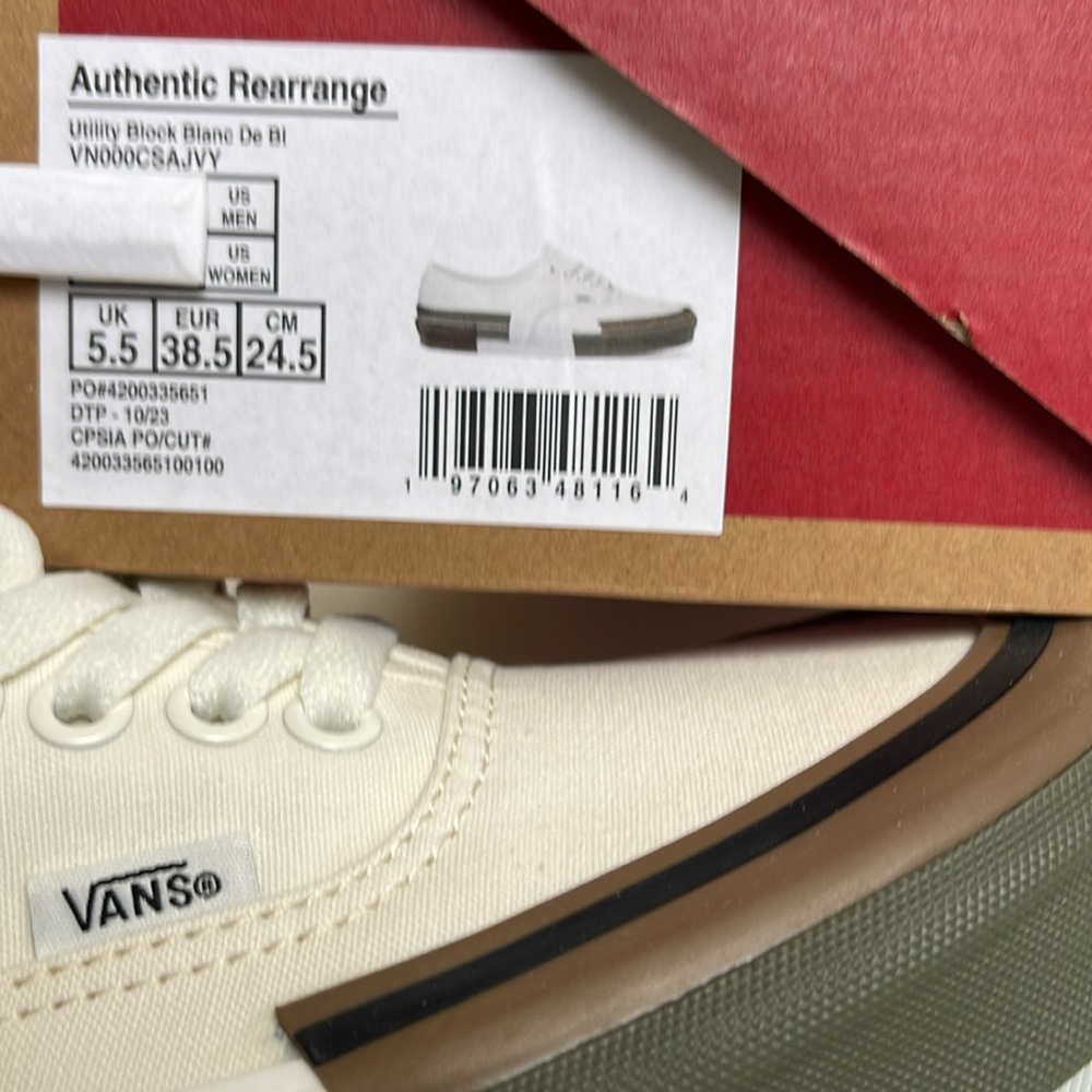 Vans WMNS Authentic Rearrange
Utility Block Blanc De BIack
VN000CSAJVY
Sneakers - Picture 16 of 16